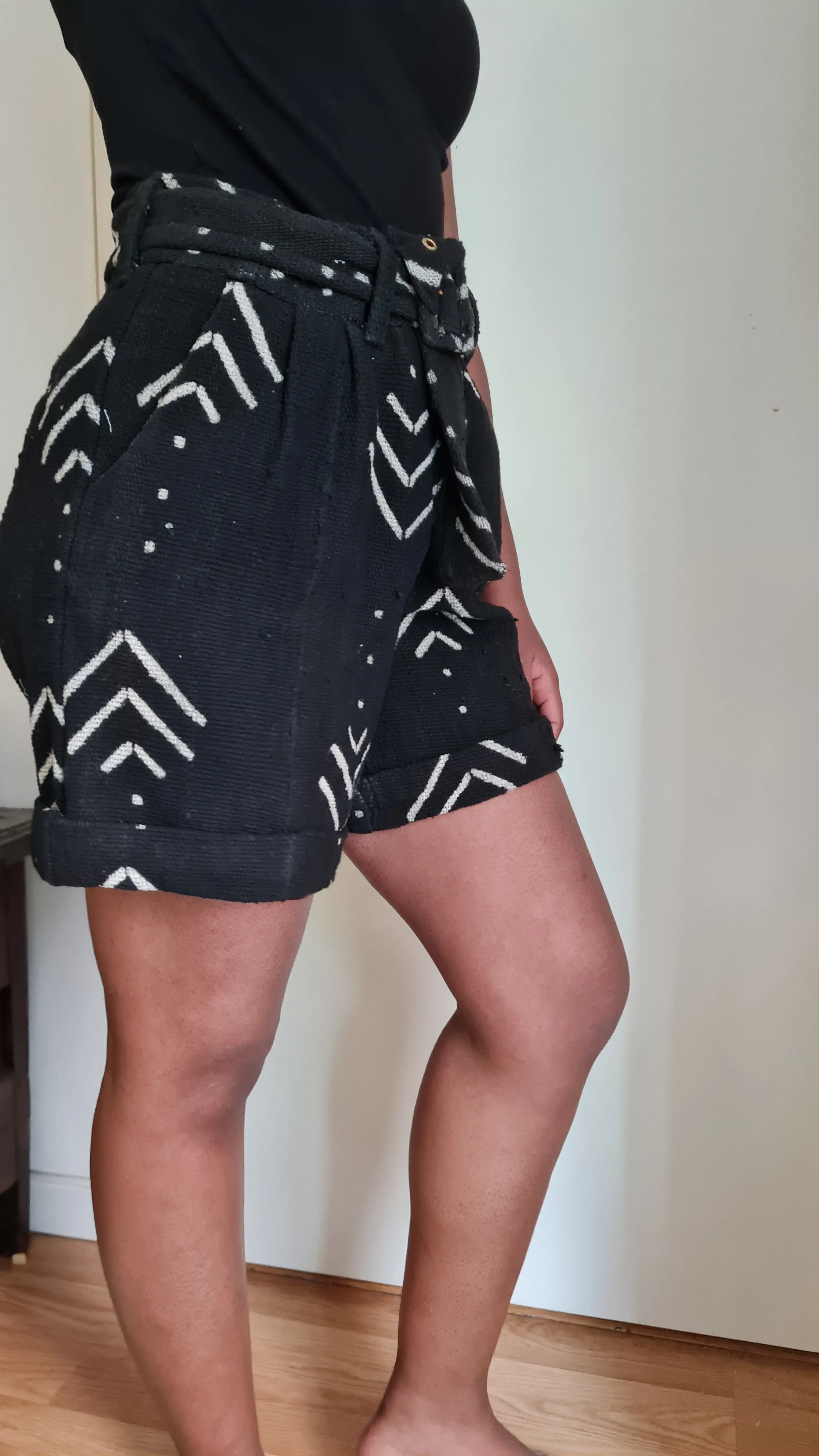 Short Femme de la Collection "Kaarta" High Waist en Bogolan Tissé du Mali : Élégance Traditionnelle